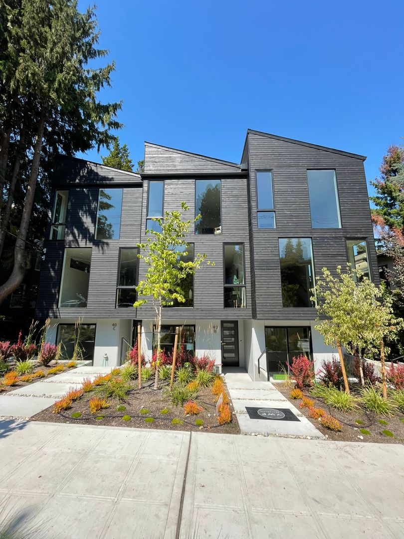 Seattle Apartment: 38 W- 40 W Etruria Street
