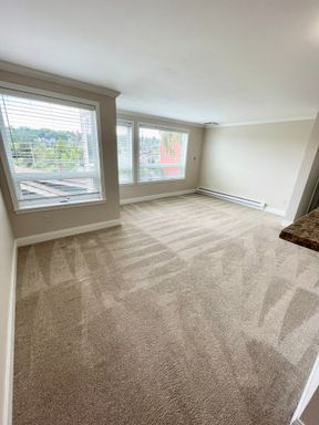 Two-Bedroom in Queen Anne Available for September move in. W/D in unit! – photo 1