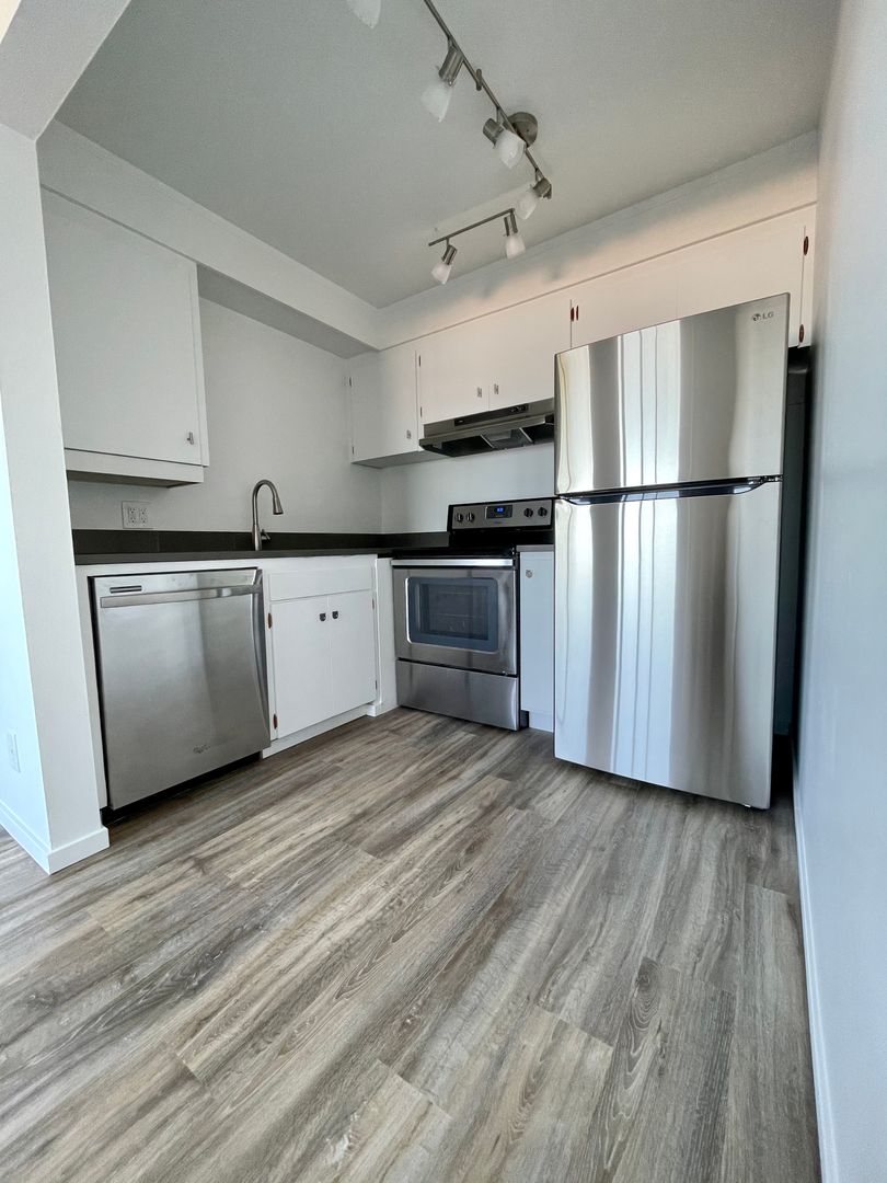 Kirkland Apartment: 430 Lake Street South