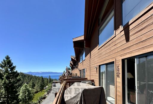 Cozy 2 Bedroom with side lake and Diamond Peak views! – photo 1