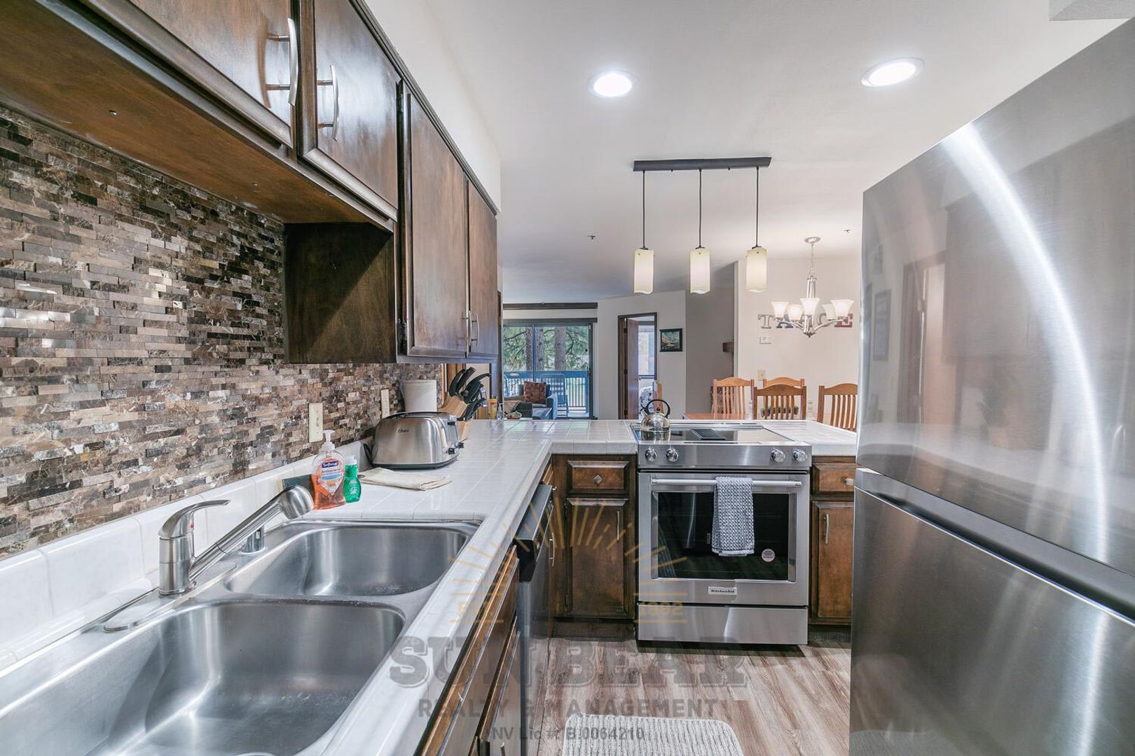 Adorable Condo w Elevator & Open Condo Garage