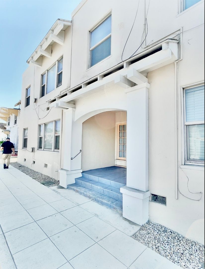 San Diego Apartment: 109 University Avenue #3