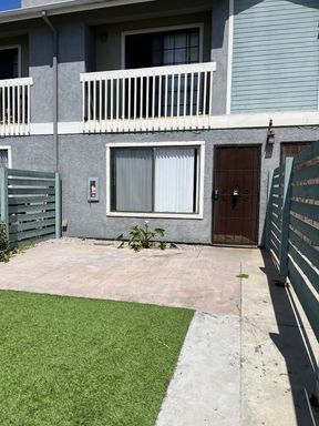 Ocean Beach remodeled 3 bedroom 2.5 bath Townhome – photo 1