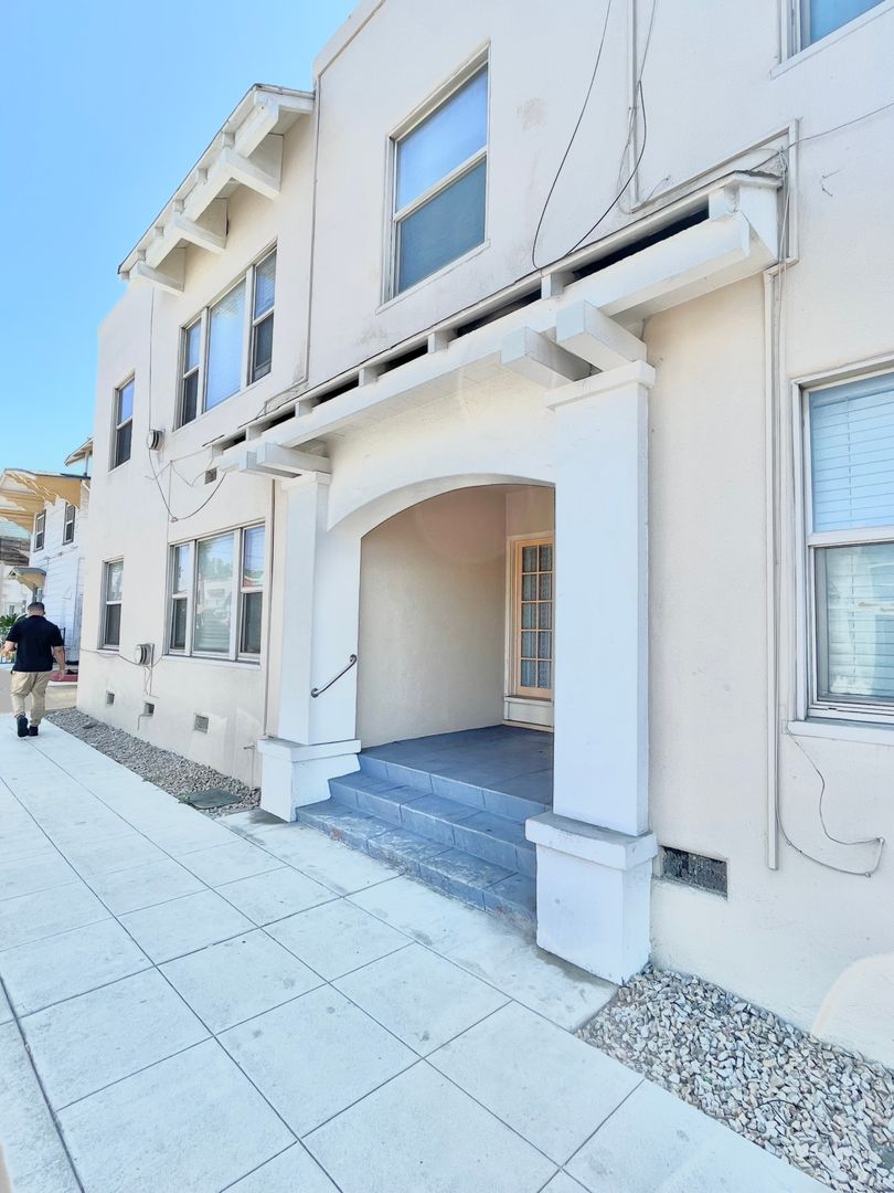 San Diego Apartment: 109 University Avenue #1
