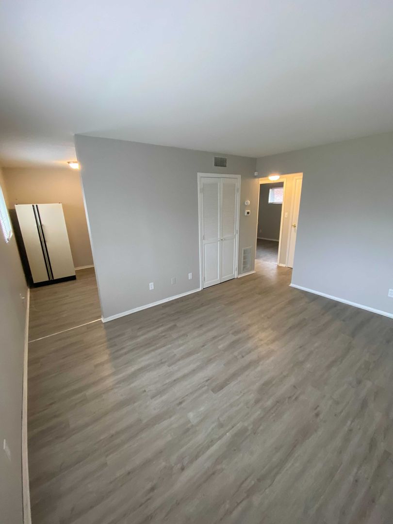 Middletown Apartment: 1507 Manchester Ave