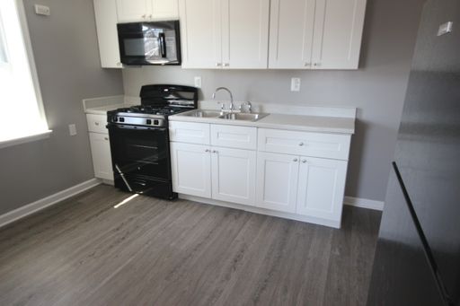 Spacious 1 bedroom 1 bath, utilities included, Quiet Small Building
