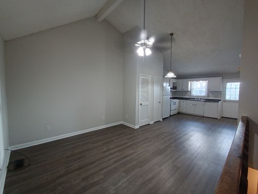 Awesome two bedroom on two levels – photo 1