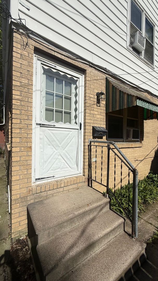 Anderson Apartment: 709 E 29th St