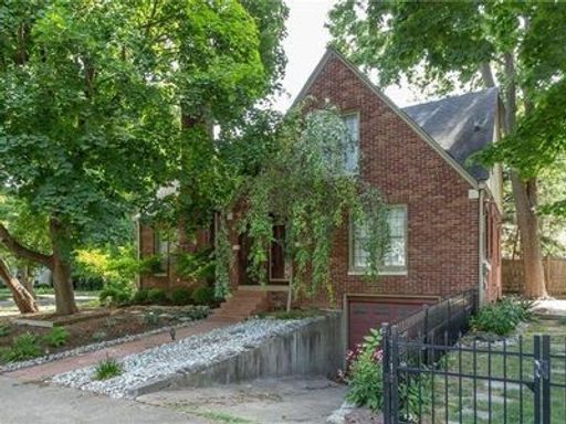 Lovely Forest Hills Home – photo 1