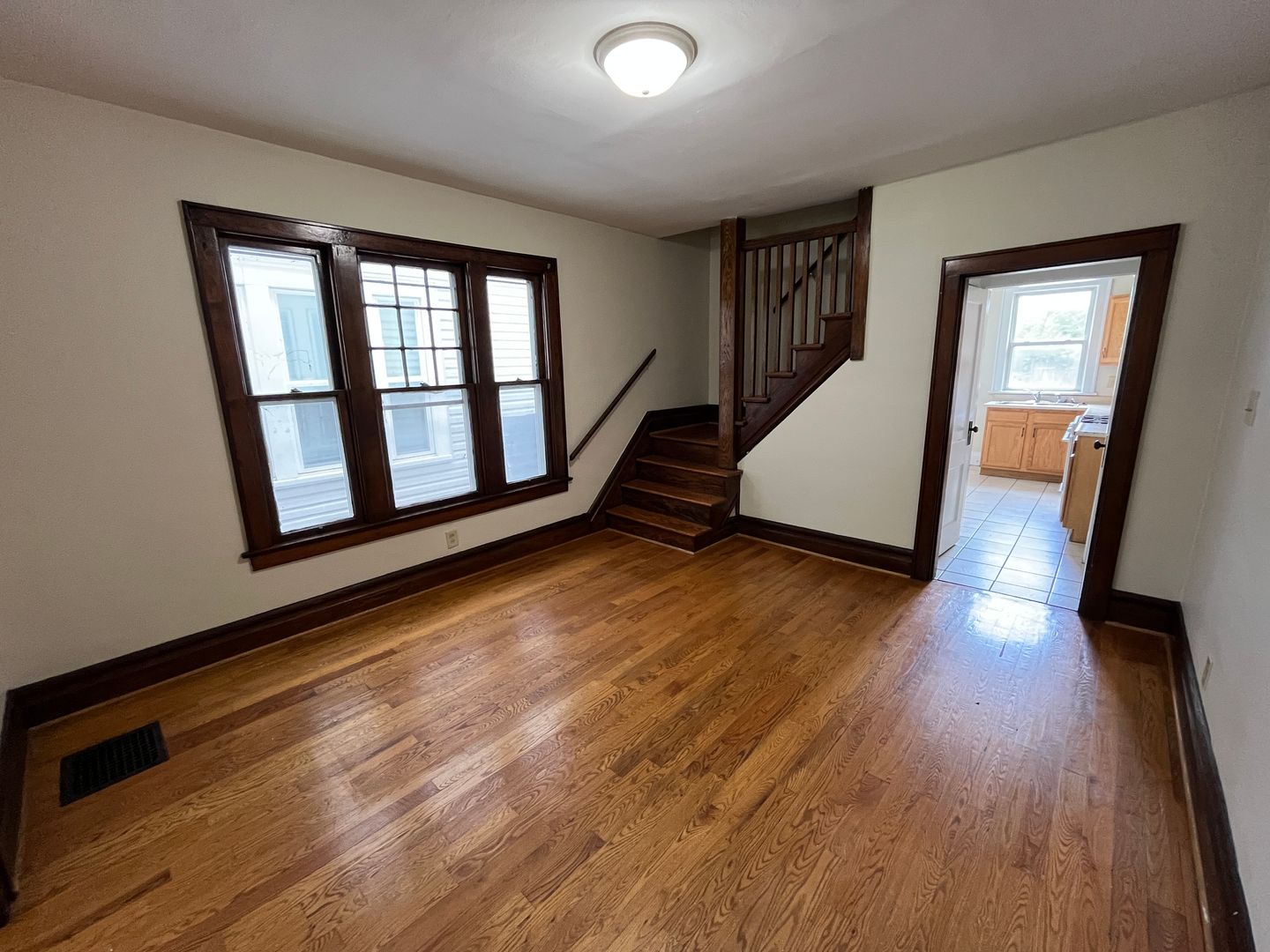 Columbus Apartment: 431-433 E. Tompkins St.
