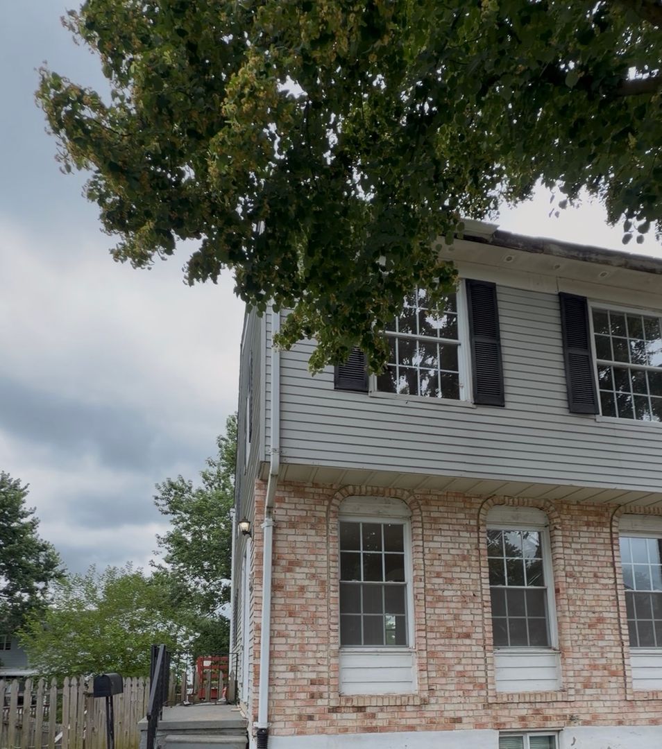 Edgewood Townhome: 556 Burlington Ct