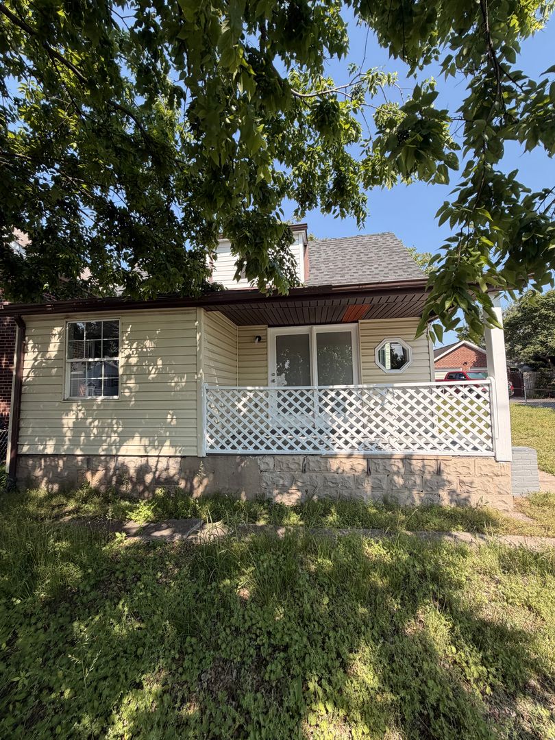 Dundalk House: 1803 Homberg Ave