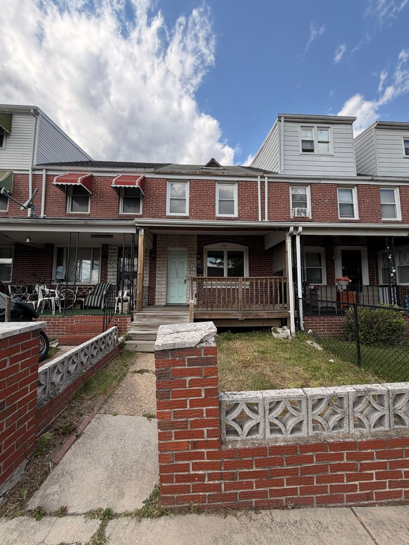 Dundalk Townhome: 108 Chestnut St