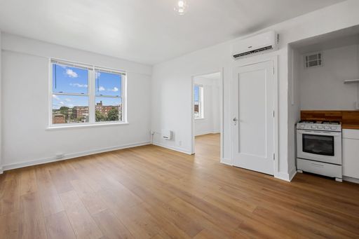 Enjoy our Most Spacious Bedroom and an Open Layout! – photo 1