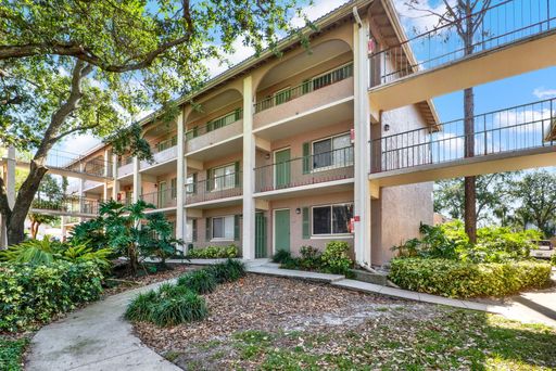 Newly Renovated ~ Ground Floor Condo in the heart of Altamonte Springs! – photo 1