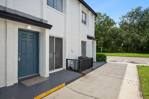 Spacious Two-Story 1BR/1.5BA Condo Near MCO – photo 1
