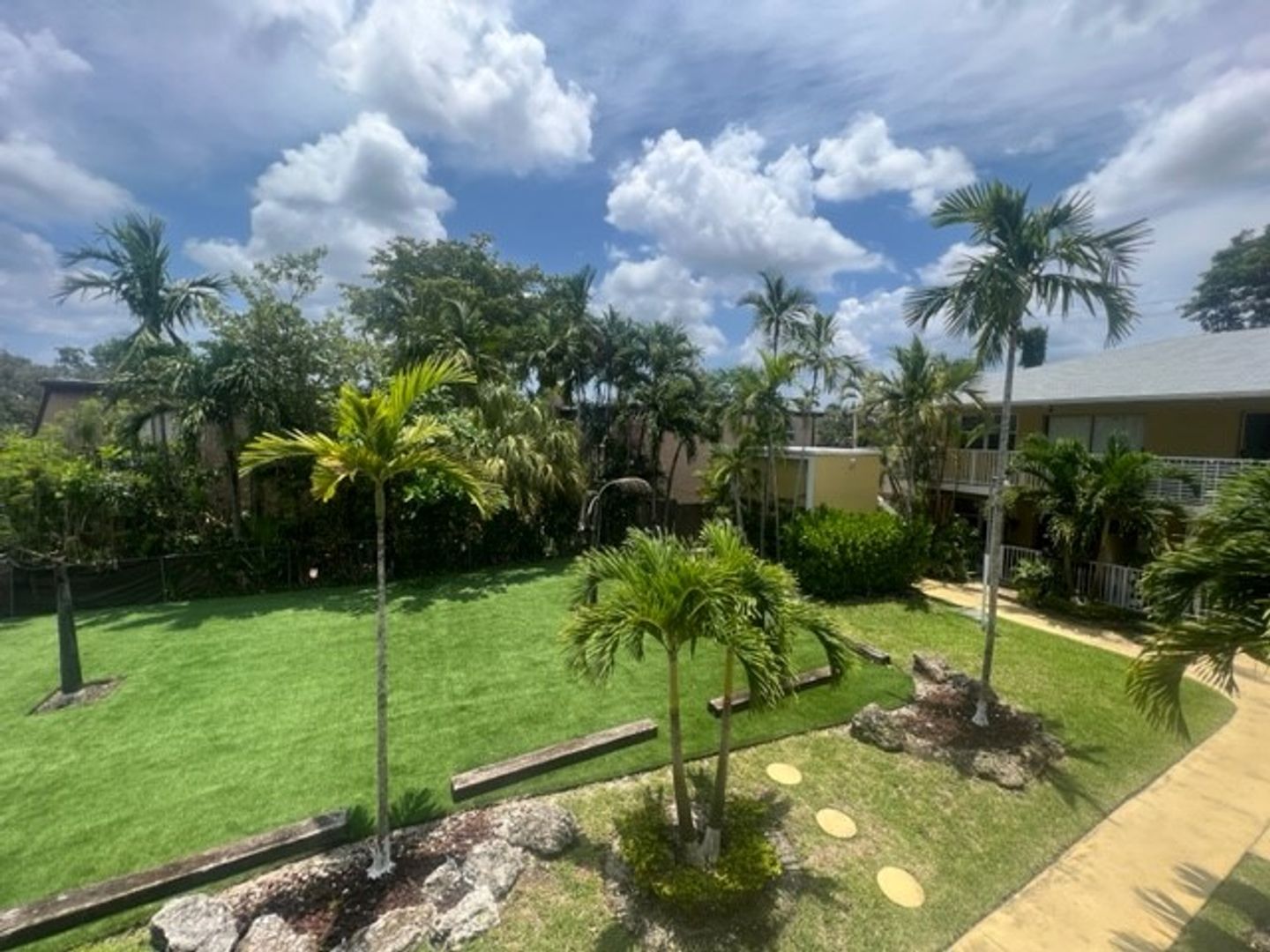 Hollywood Apartment: 2536 Van Buren Street