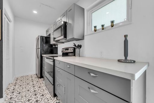 FULLY FURNISHED 1 BEDROOM / 1 BATHROOM SHORT-TERM RENTALS WELCOME! – photo 1
