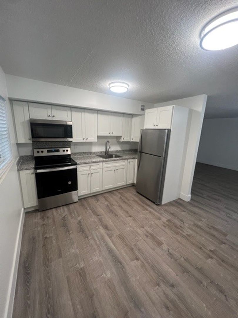 Hollywood Apartment: 2500 Johnson Street