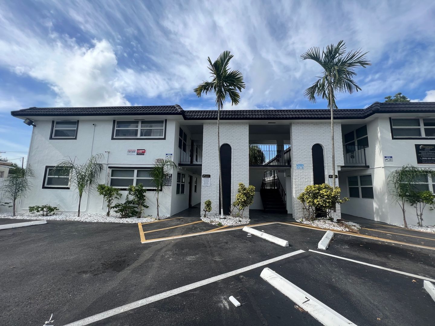 Hollywood Apartment: 2500 Johnson Street