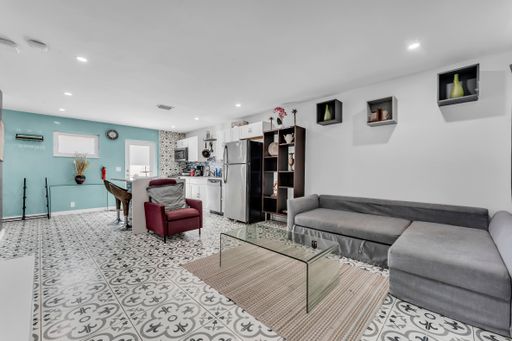 FULLY FURNISHED 1 BEDROOM / 1 BATHROOM SHORT-TERM RENTALS WELCOME! – photo 1