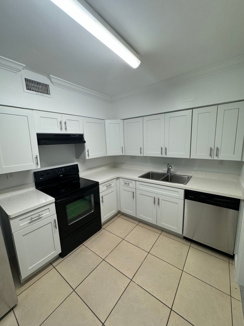 Hollywood Apartment: 2536 Van Buren Street