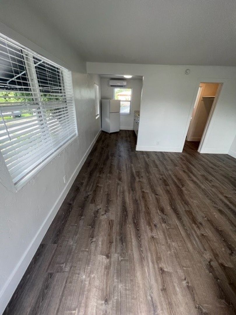 Hollywood Apartment: 1821 Thomas Street