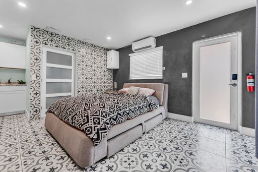 FULLY FURNISHED STUDIO RETREAT SHORT-TERM RENTALS WELCOME!