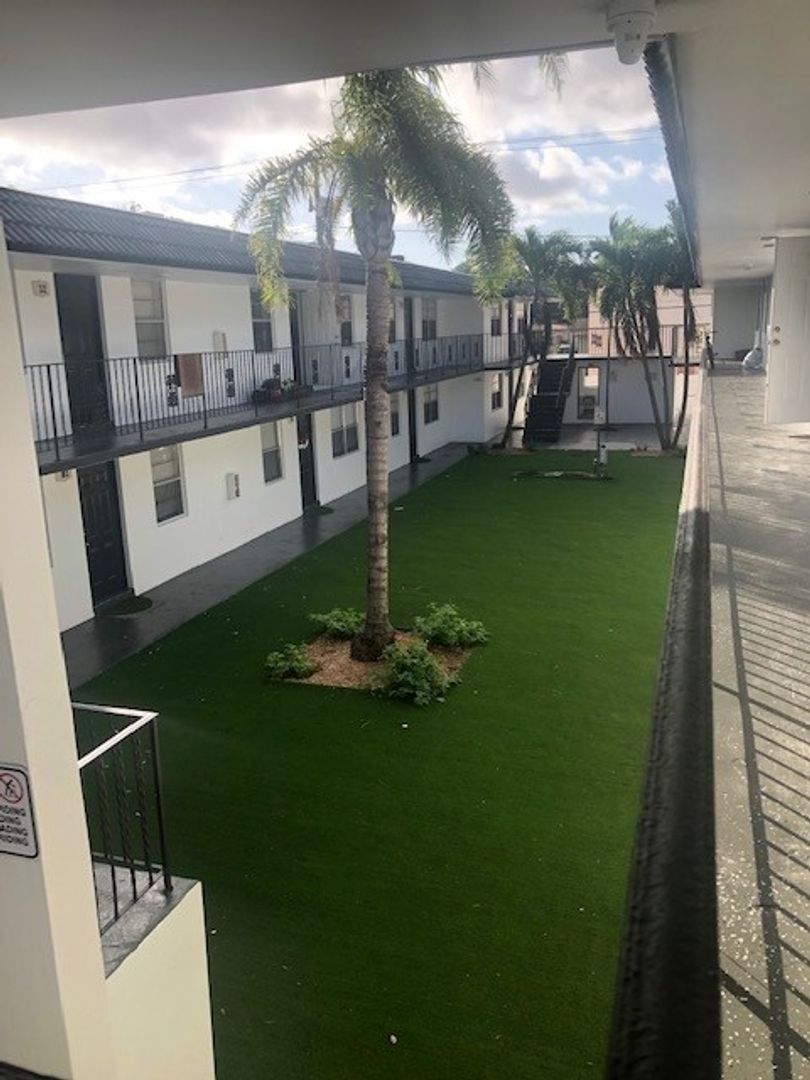 Hollywood Apartment: 2500 Johnson Street