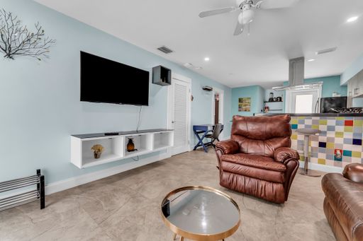 FULLY FURNISHED 1 BEDROOM / 1 BATHROOM SHORT-TERM RENTALS WELCOME! – photo 1