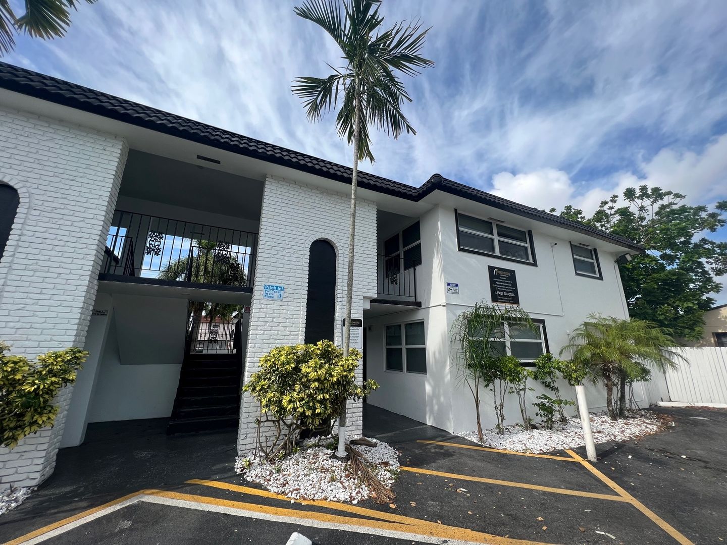 Hollywood Apartment: 2500 Johnson Street