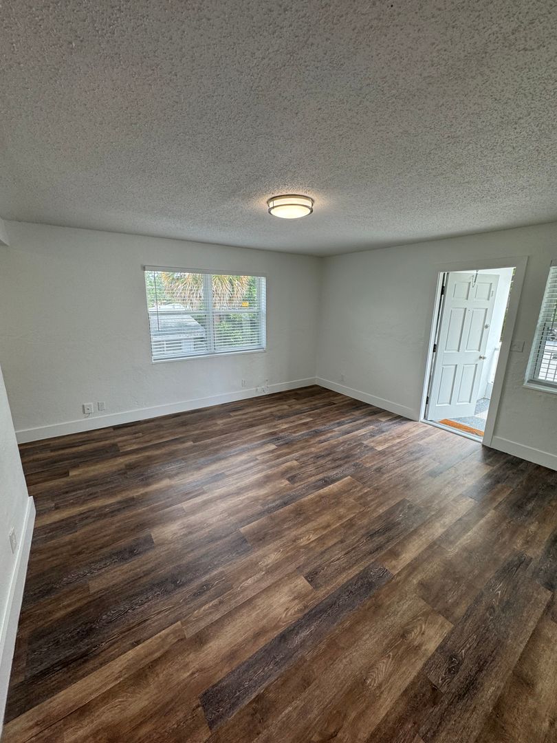 Hollywood Apartment: 1821 Thomas Street