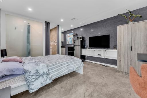 FULLY FURNISHED STUDIO RETREAT SHORT-TERM RENTALS WELCOME!