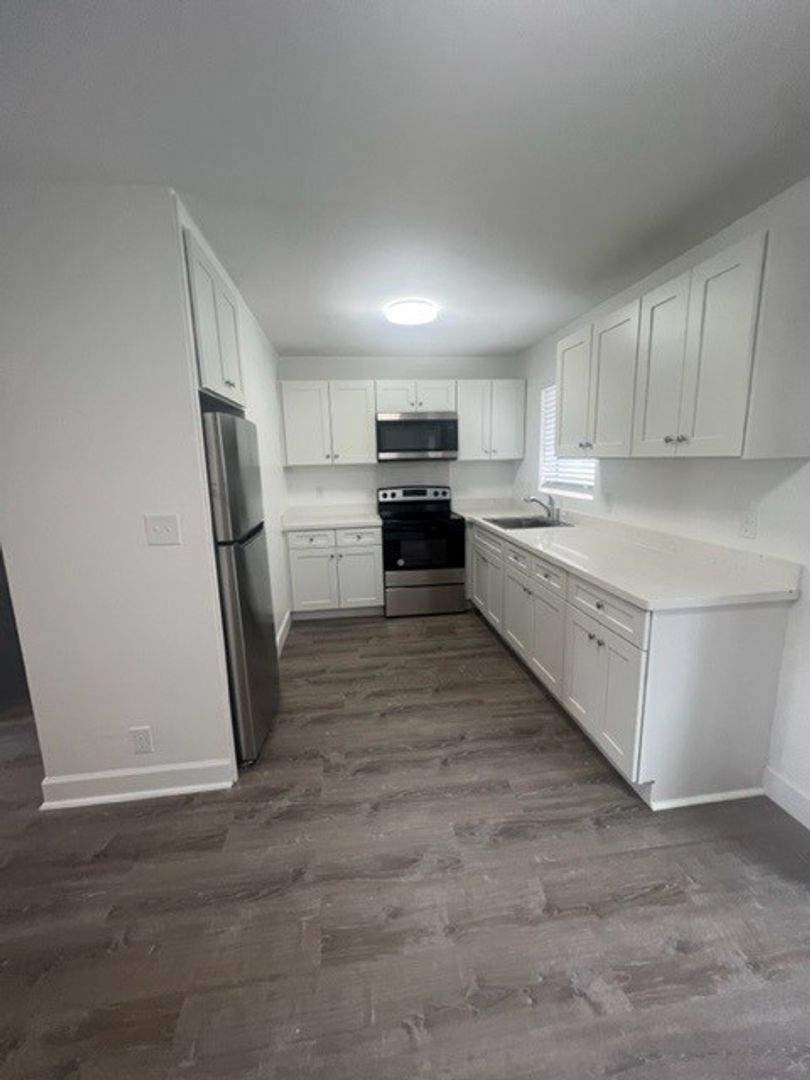 Hollywood Apartment: 2221 Monroe Street