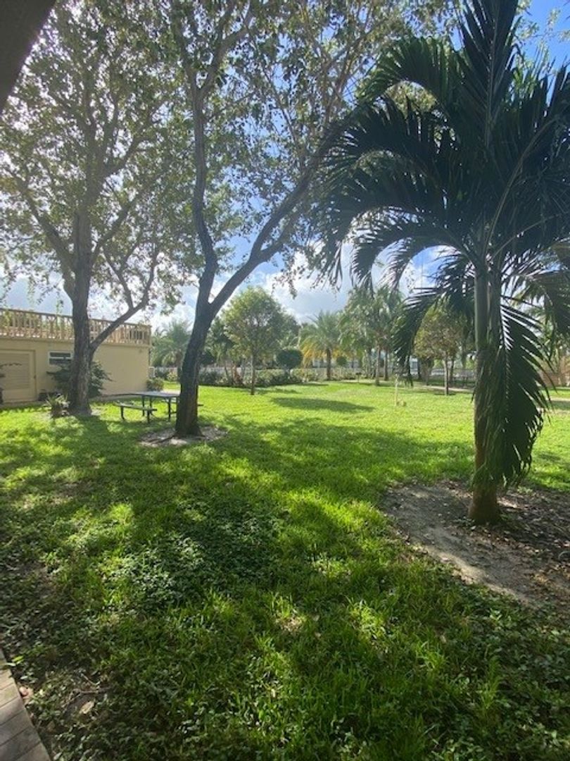 Pompano Beach Apartment: 2900 NE 17th Ave