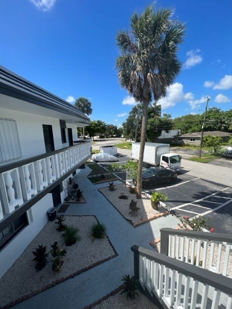 Wilton Manors Apartment: 2401 NW 9th Ave