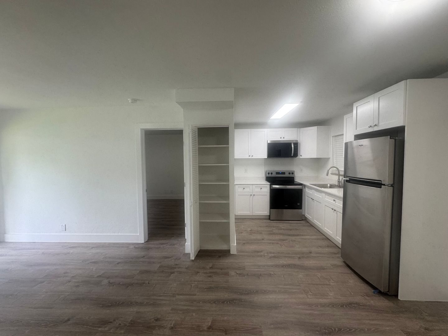 Hollywood Apartment: 2221 Monroe Street