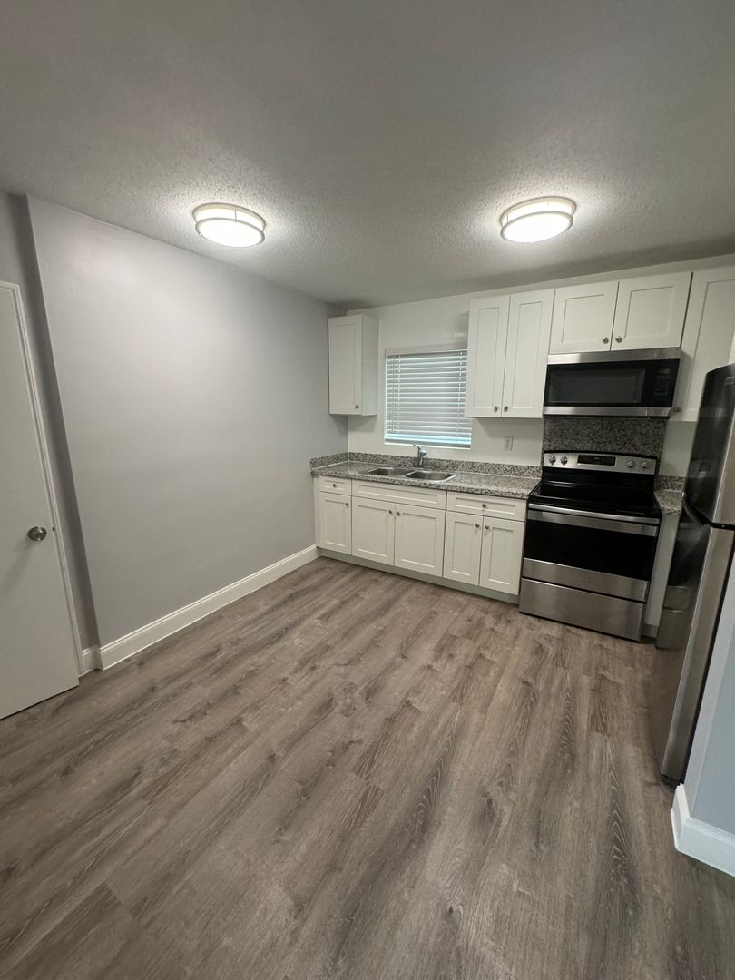 Wilton Manors Apartment: 2401 NW 9th Ave