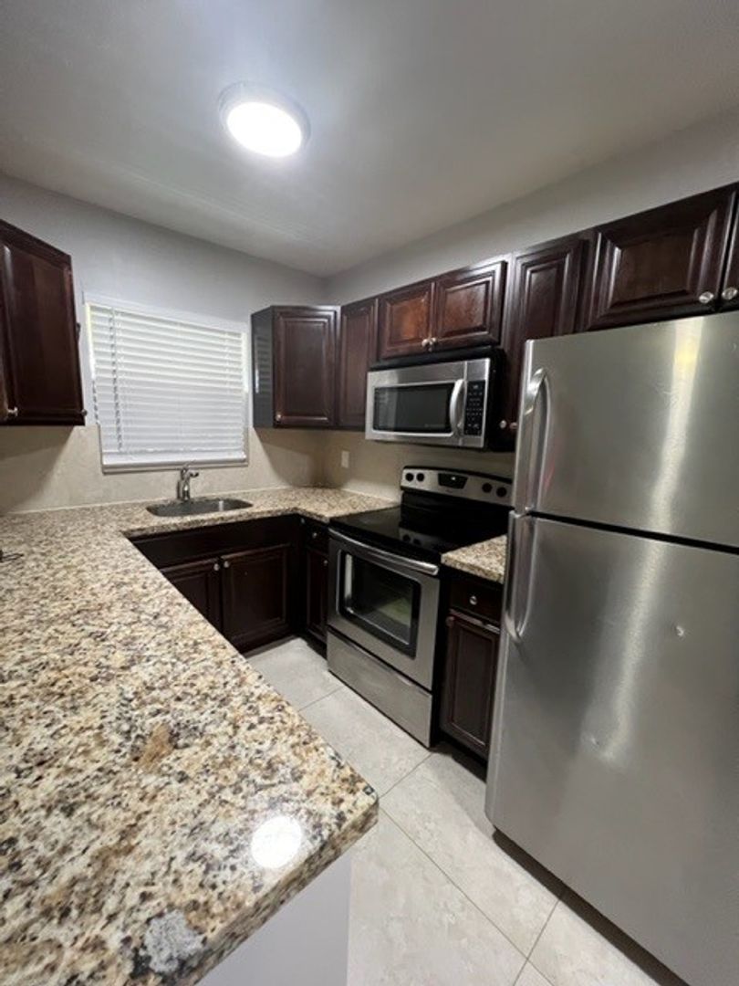 Wilton Manors Apartment: 2640 NE 8th Ave