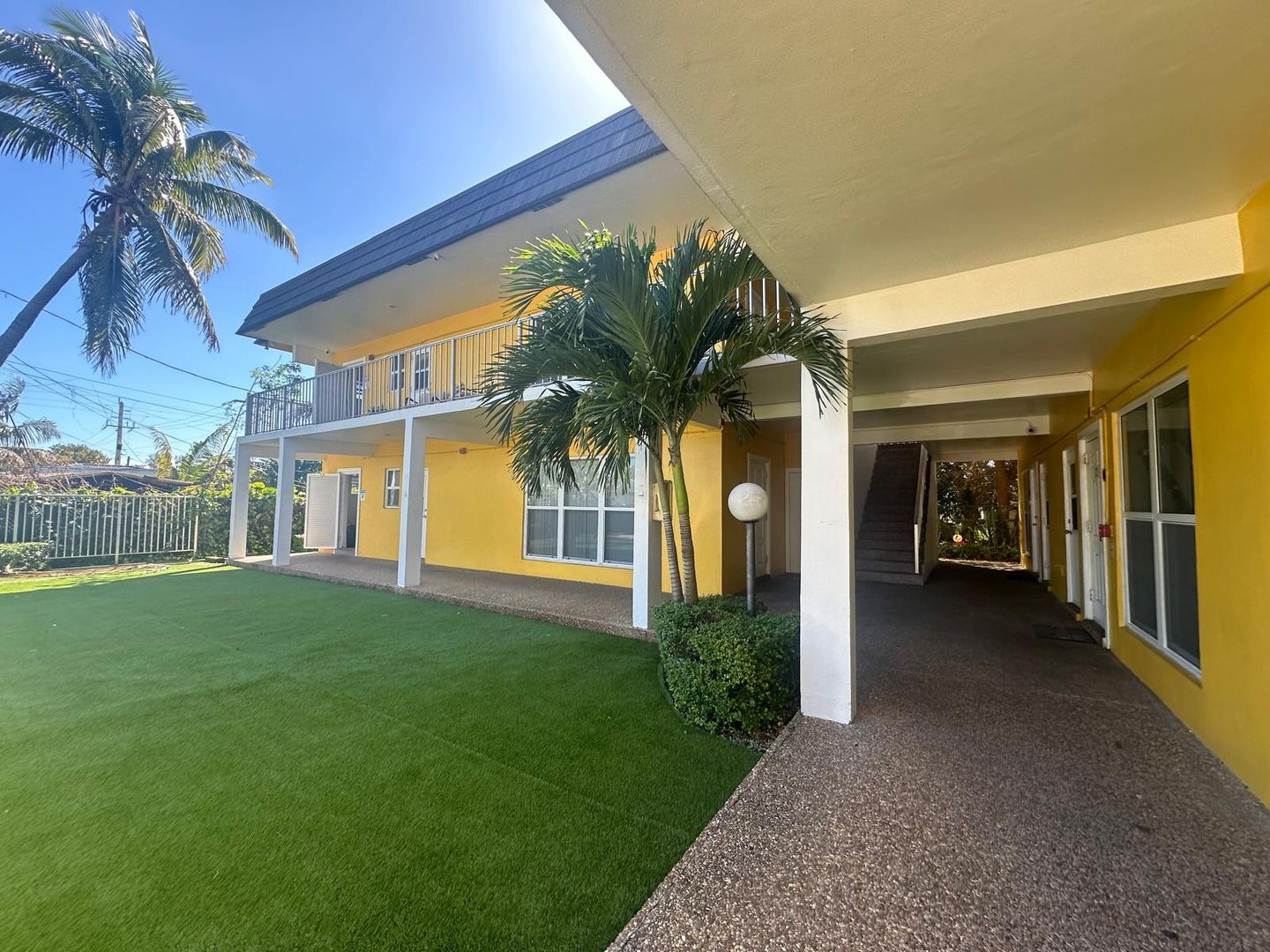 Hollywood Apartment: 2822 Van Buren Street