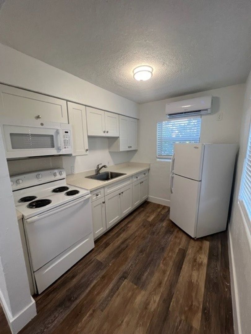 Hollywood Apartment: 1821 Thomas Street