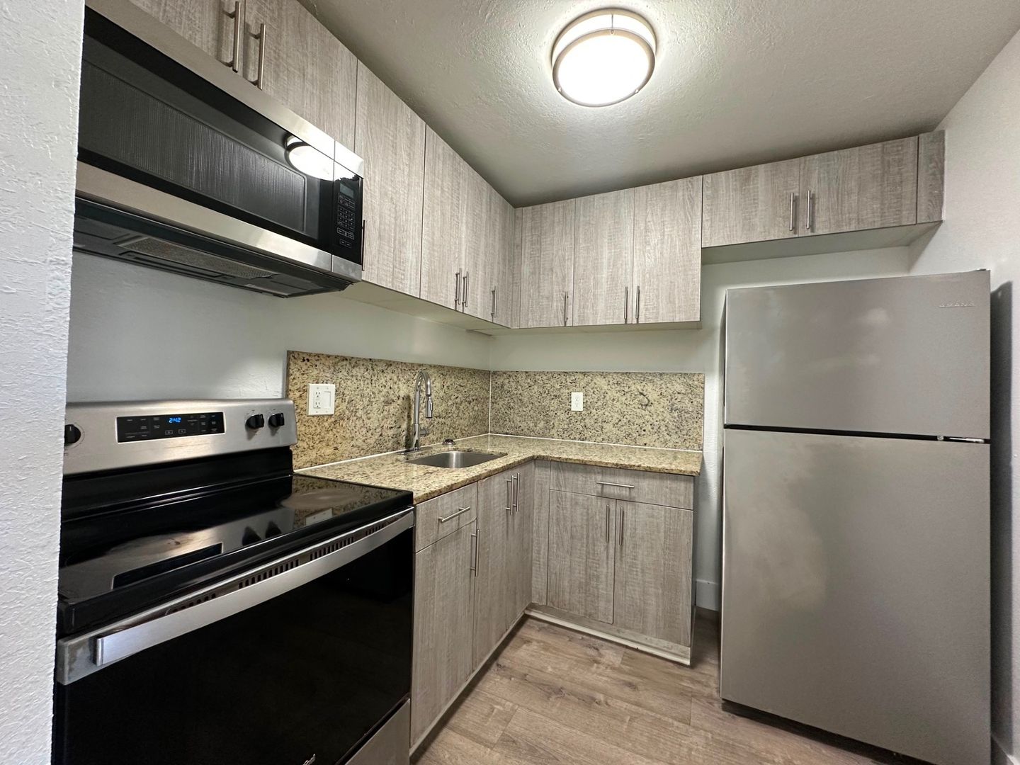 Hollywood Apartment: 2910 Pierce Street