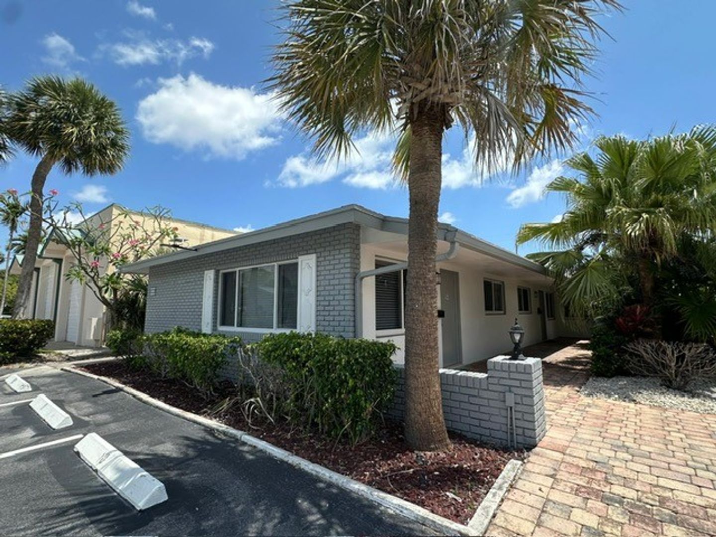 Lighthouse Point Apartment: 3700-3720 NE 22nd Ave