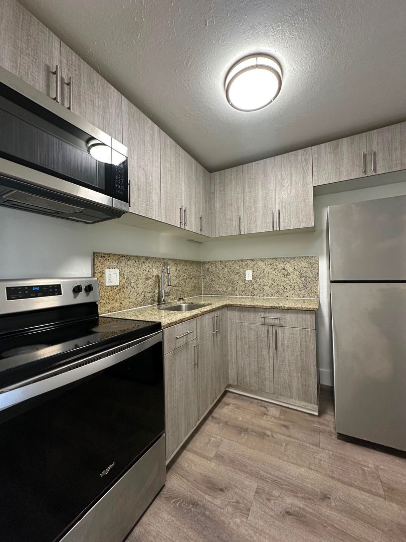 Hollywood Apartment: 2910 Pierce Street