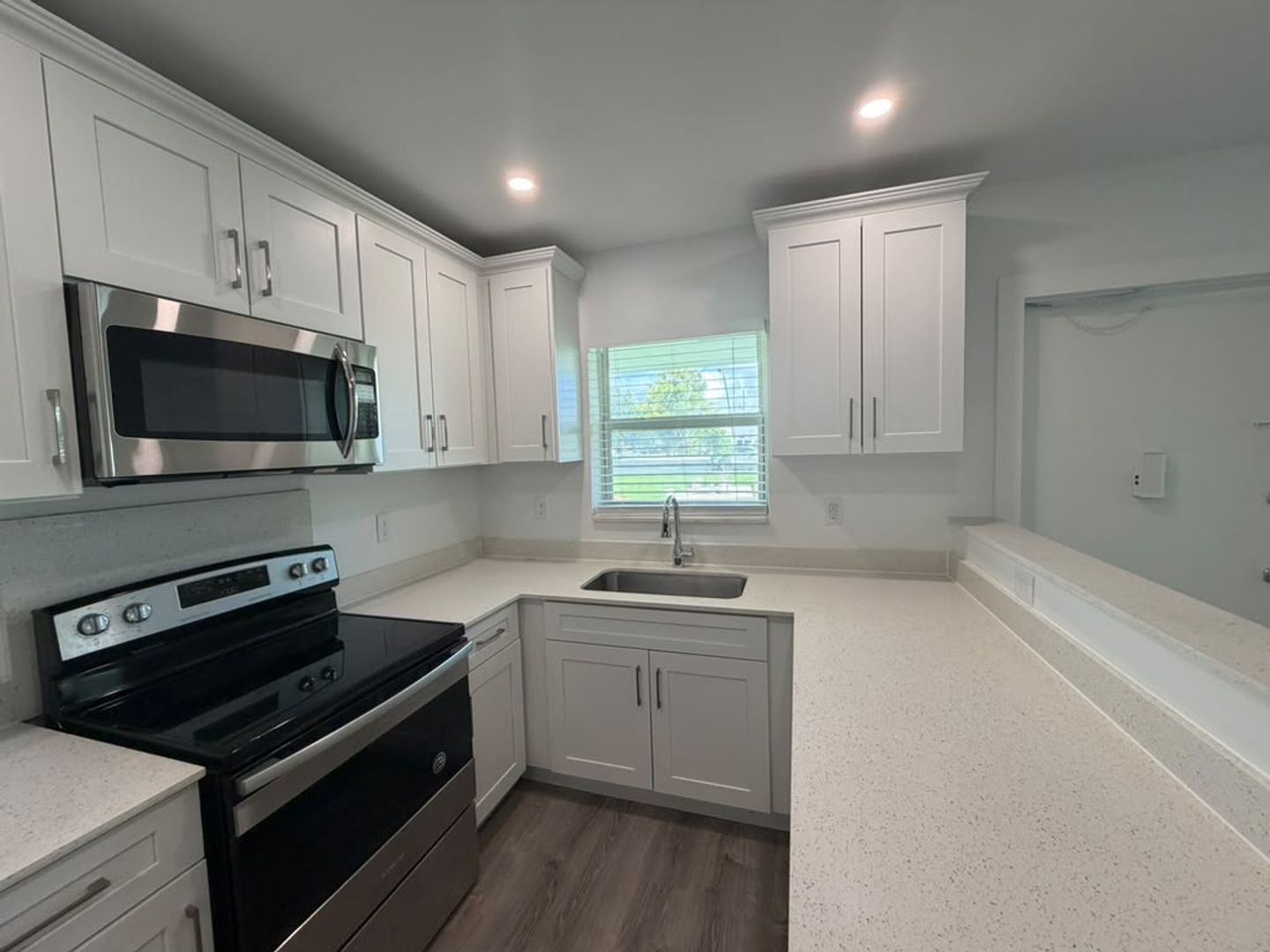 Hollywood Apartment: 2436 Van Buren Street
