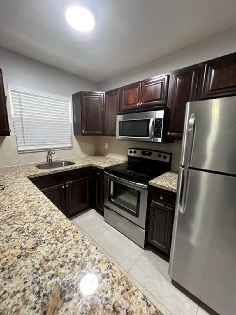 Wilton Manors Apartment: 2640 NE 8th Ave