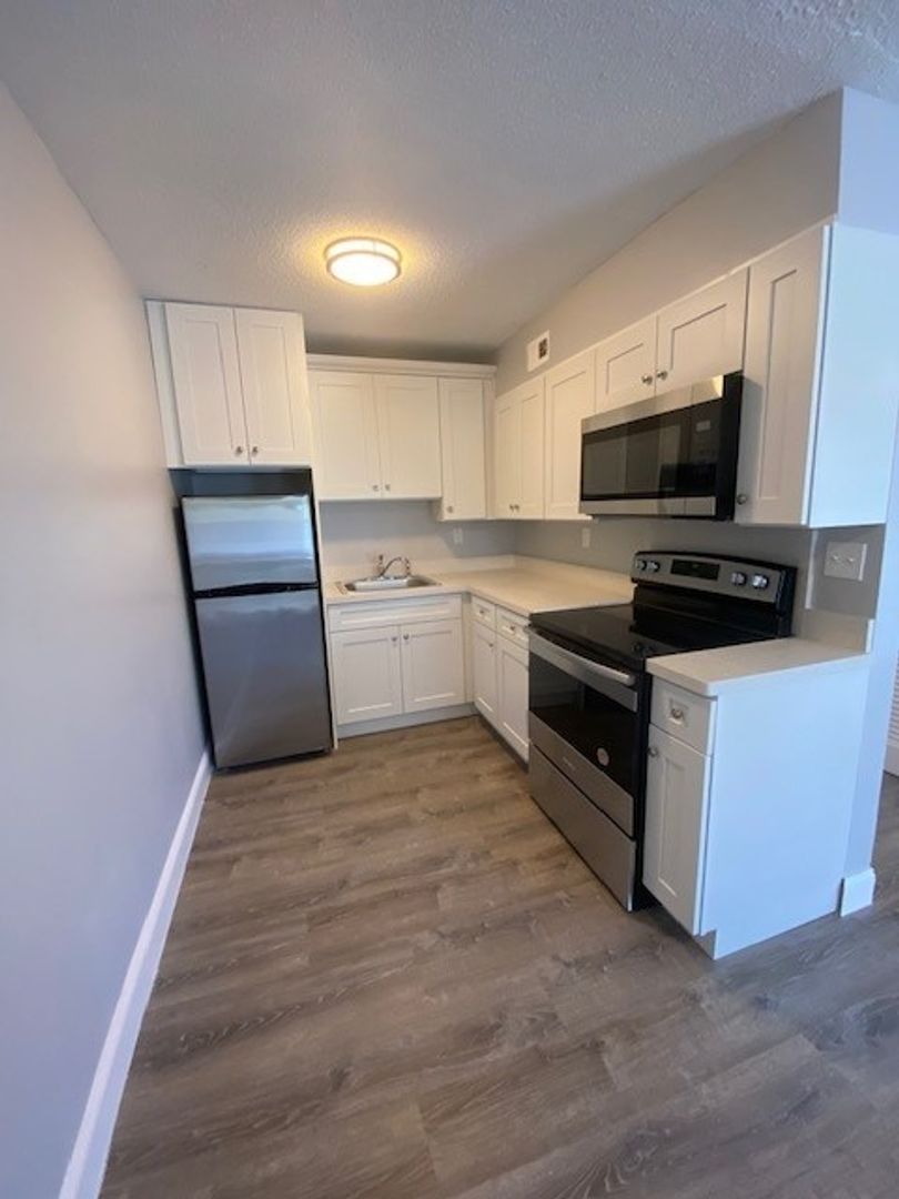 Hollywood Apartment: 2500 Johnson Street