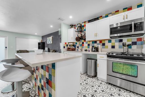 FULLY FURNISHED 1 BEDROOM / 1 BATHROOM SHORT-TERM RENTALS WELCOME! – photo 1