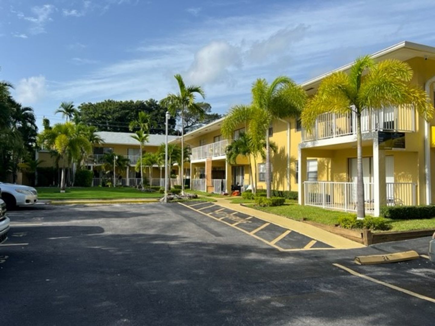 Hollywood Apartment: 2536 Van Buren Street