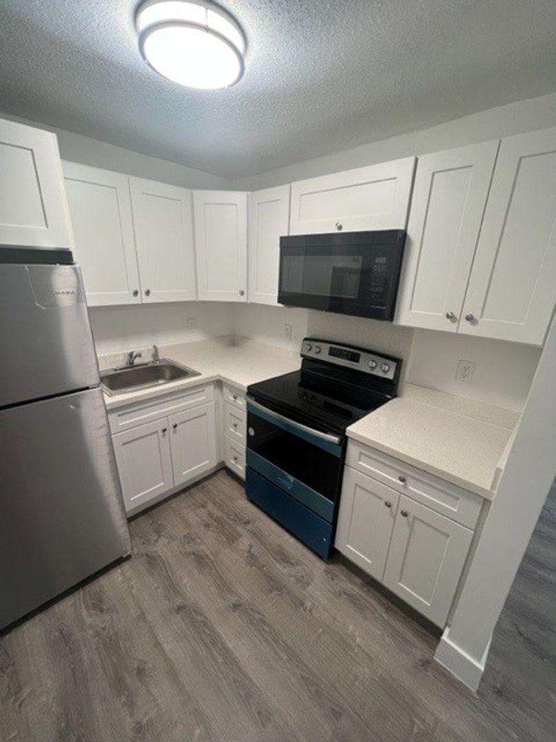 Hollywood Apartment: 2500 Johnson Street